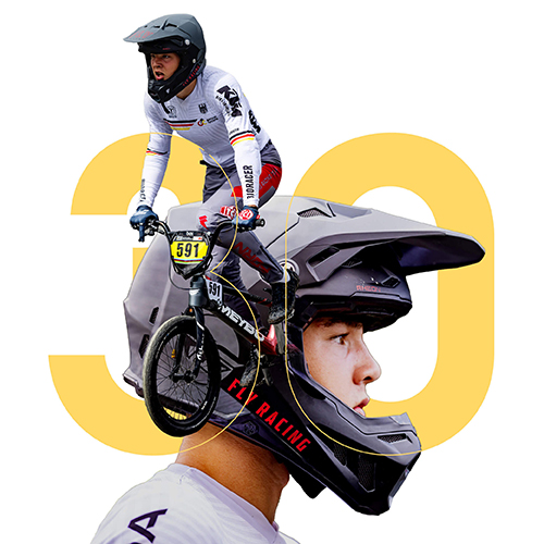 BMX-Racer Louis Romeyke auf seinem BMX-Rad in Aktion und seitliches Portrait mit großer Zahl 30 im Hintergrund