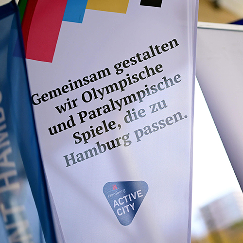 Flagge mit Slogan zur Hamburger Olympia- und Paralympics-Bewerbung und Hamburg Active City Logo