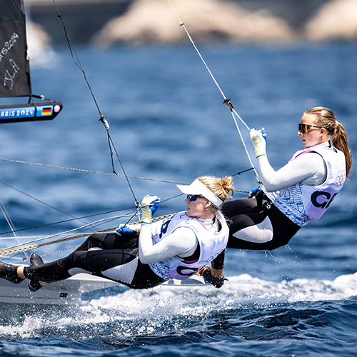 Marla Bergmann und Hanna Wille im 49er FX Segelboot bei den Olympischen Spielen 2024 in Paris.