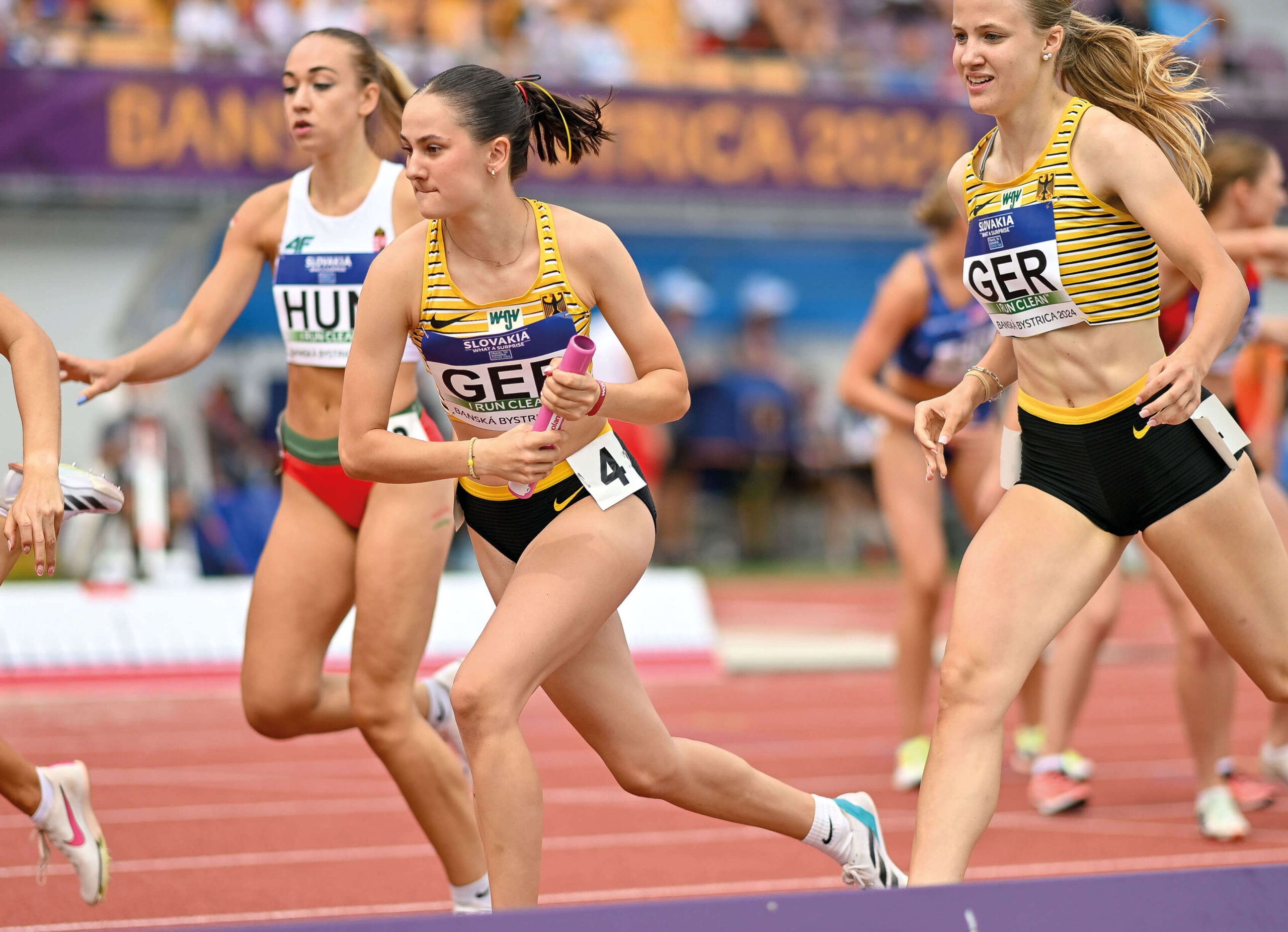 Ida Schröder im Deutschland-Trikot bei der Staffelübergabe bei der U18-EM in Banska Bystrica