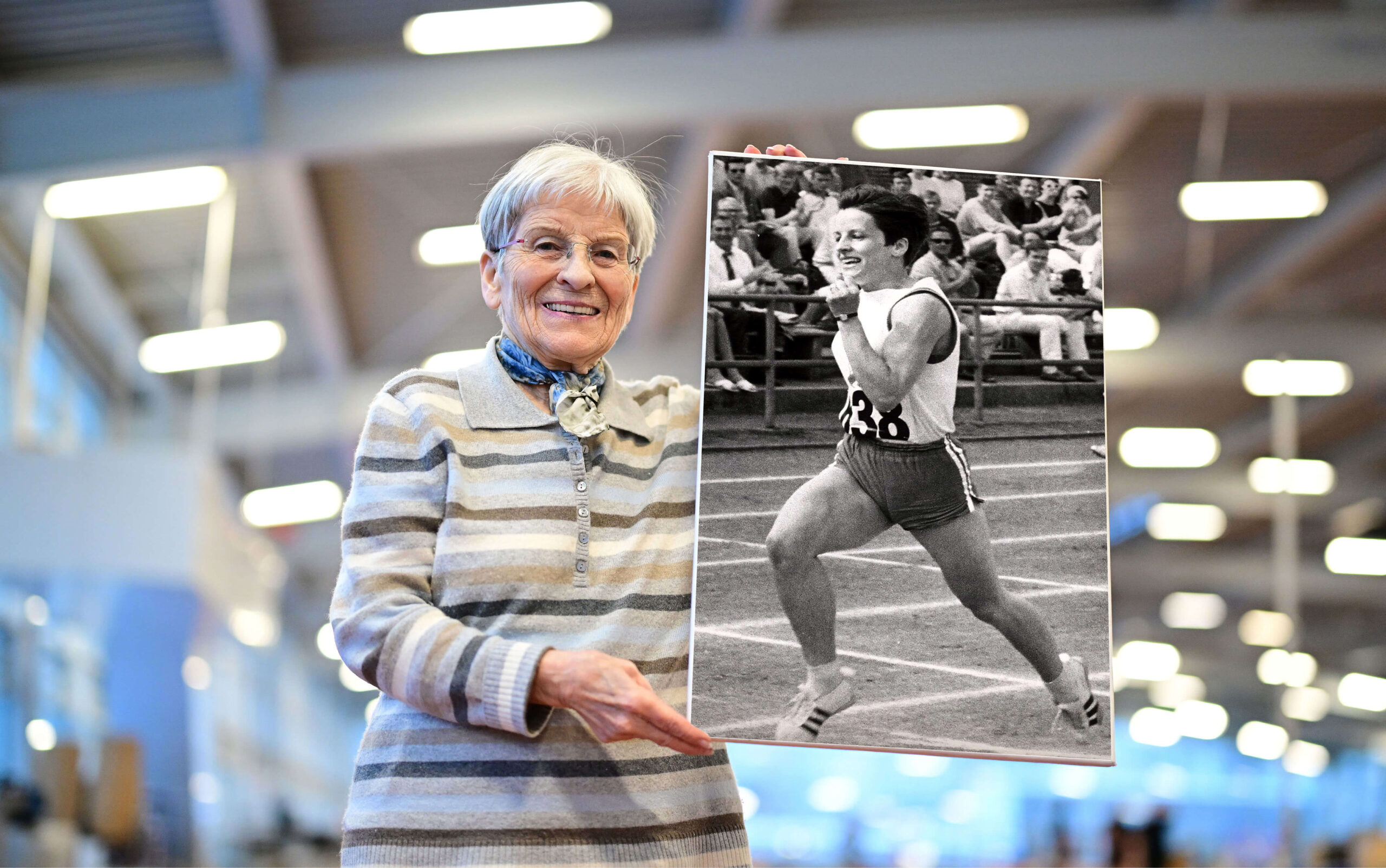 Inge Bödding in der Hamburger Leichtathletikhalle mit Schwarz-Weiß-Foto von sich bei Olympia 1972 in München