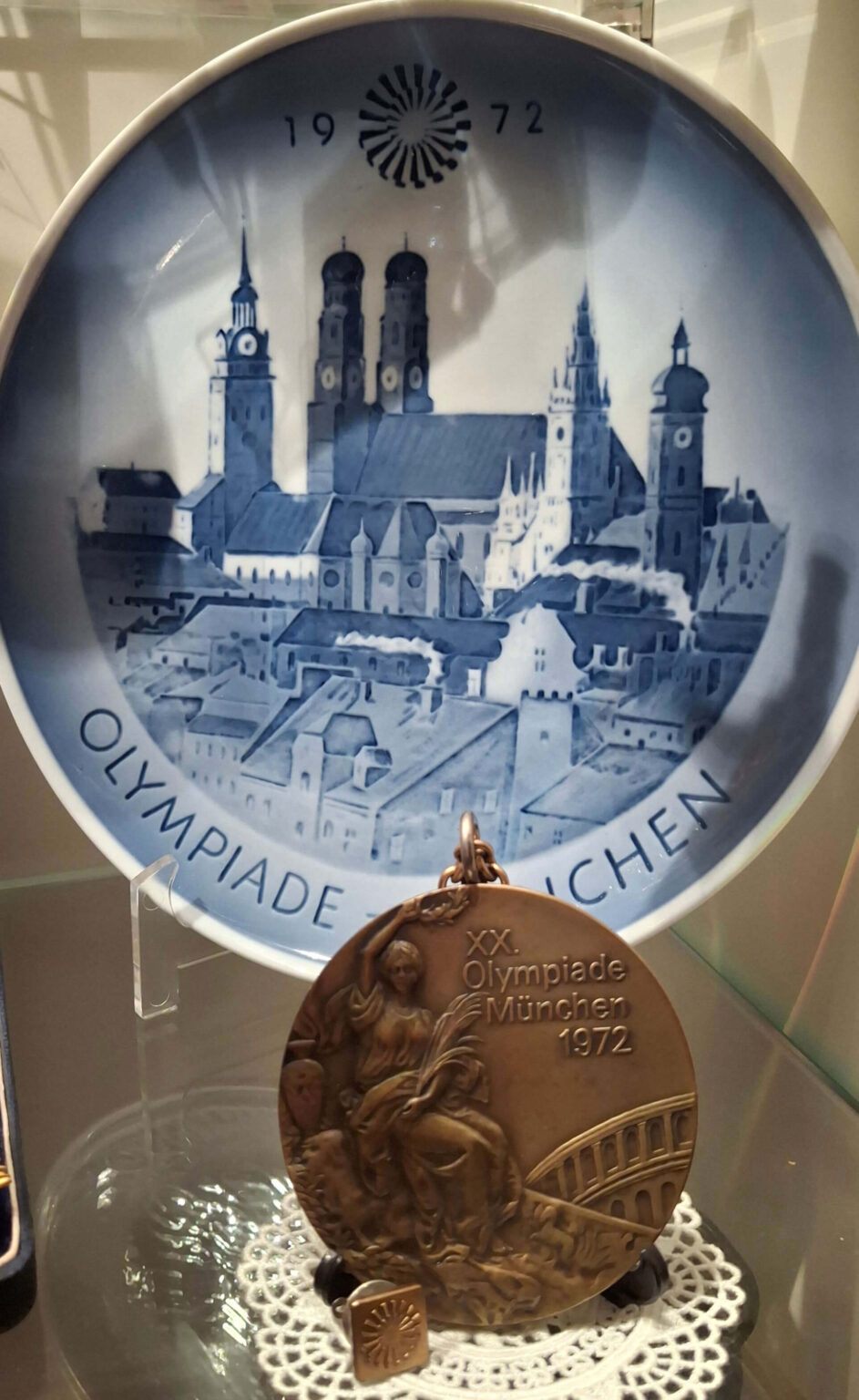 Olympia-Bronzemedaille und blauweißer Gedenkteller von München 1972 von Inge Bödding