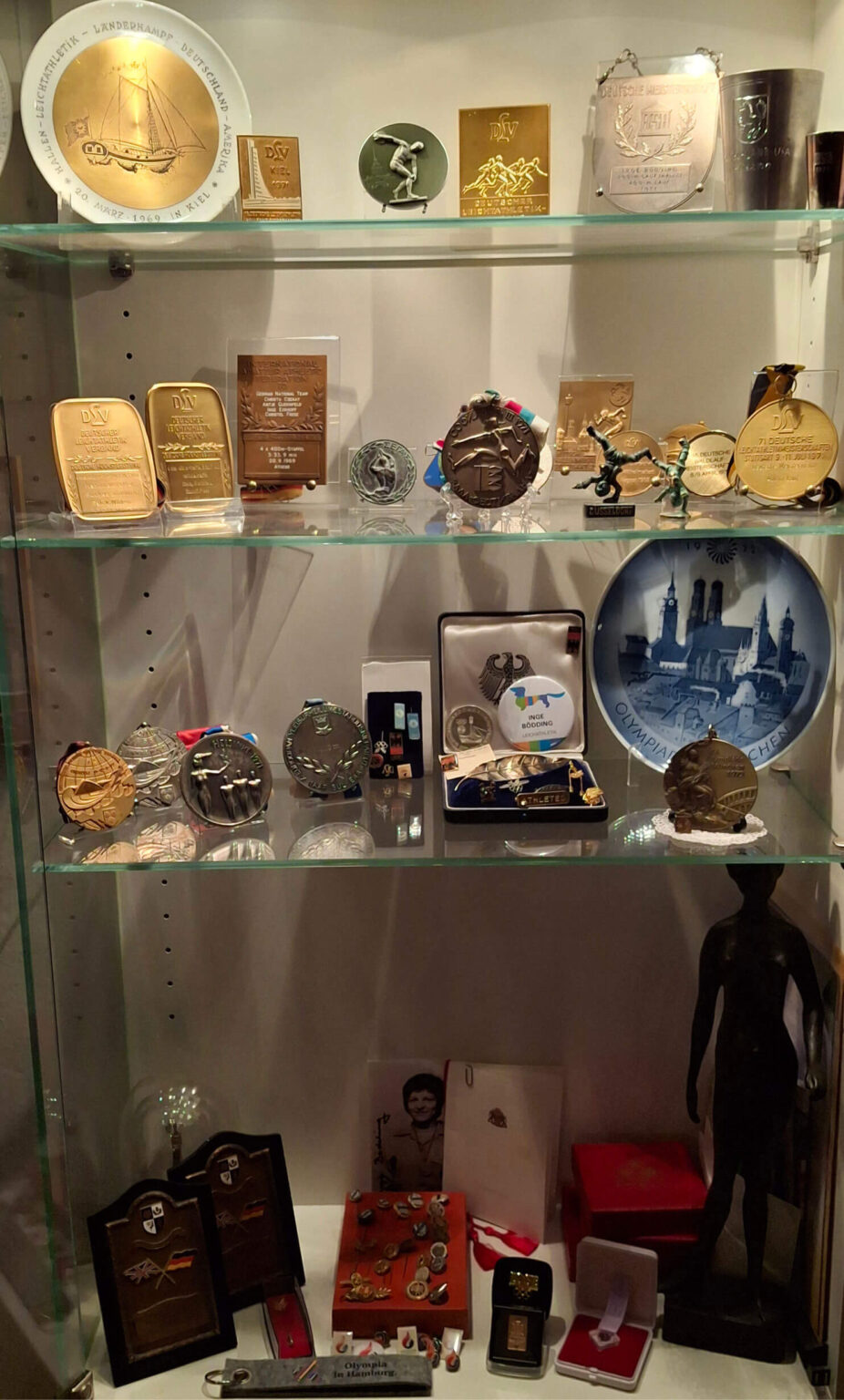 Medaillenschrank von Inge Bödding mit Auszeichnungen aus ihrer Leichtathletik-Karriere