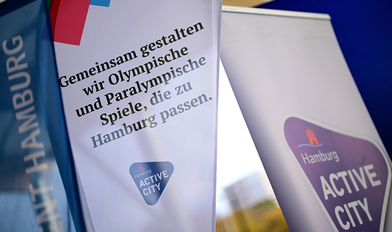 Flagge mit Slogan zur Hamburger Olympia- und Paralympics-Bewerbung und Hamburg Active City Logo