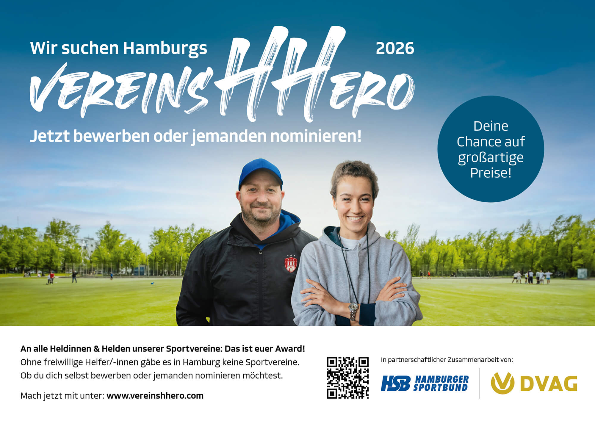 Drei lächelnde Vereinsmitglieder vor einem Rasensportplatz – Kampagne Vereinshhero Hamburg 2026