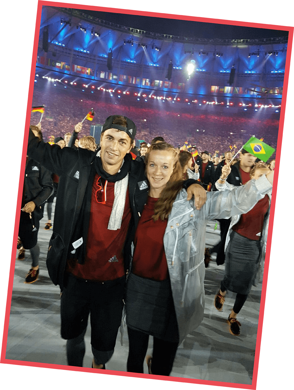 Franzisca Hauke bei der Closing Ceremony der Olympischen Spiele 2016 in Rio, Arm in Arm mit Begleitung