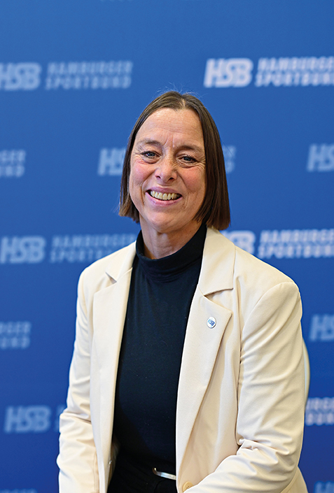 Portrait von Katharina von Kodolitsch, Präsidentin des Hamburger Sportbundes, vor HSB-Pressewand