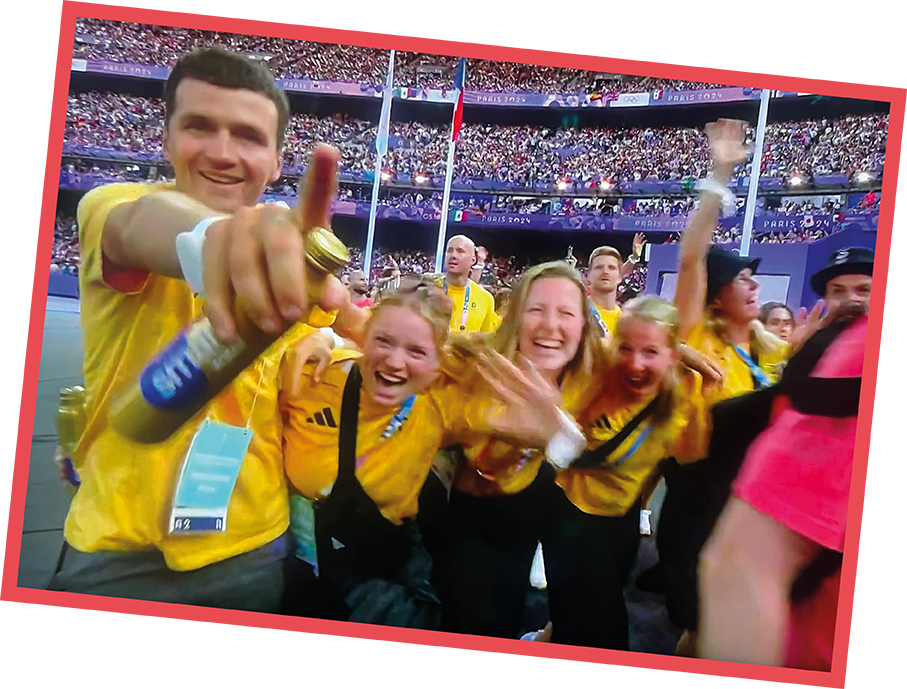 Marla Bergmann und Hanna Wille bei der Closing Ceremony der Olympischen Spiele 2024 in Paris im Stade de France