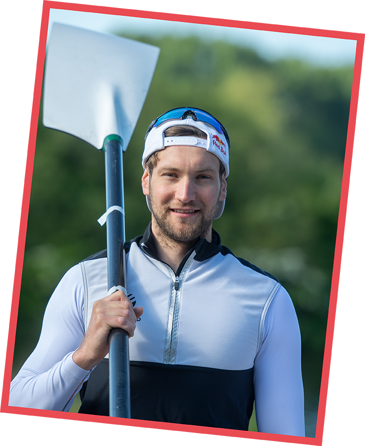 Portrait von Ruderer Tim Ole Naske mit Sportbekleidung, Cap und Sonnenbrille, hält ein Paddel an der Schulter