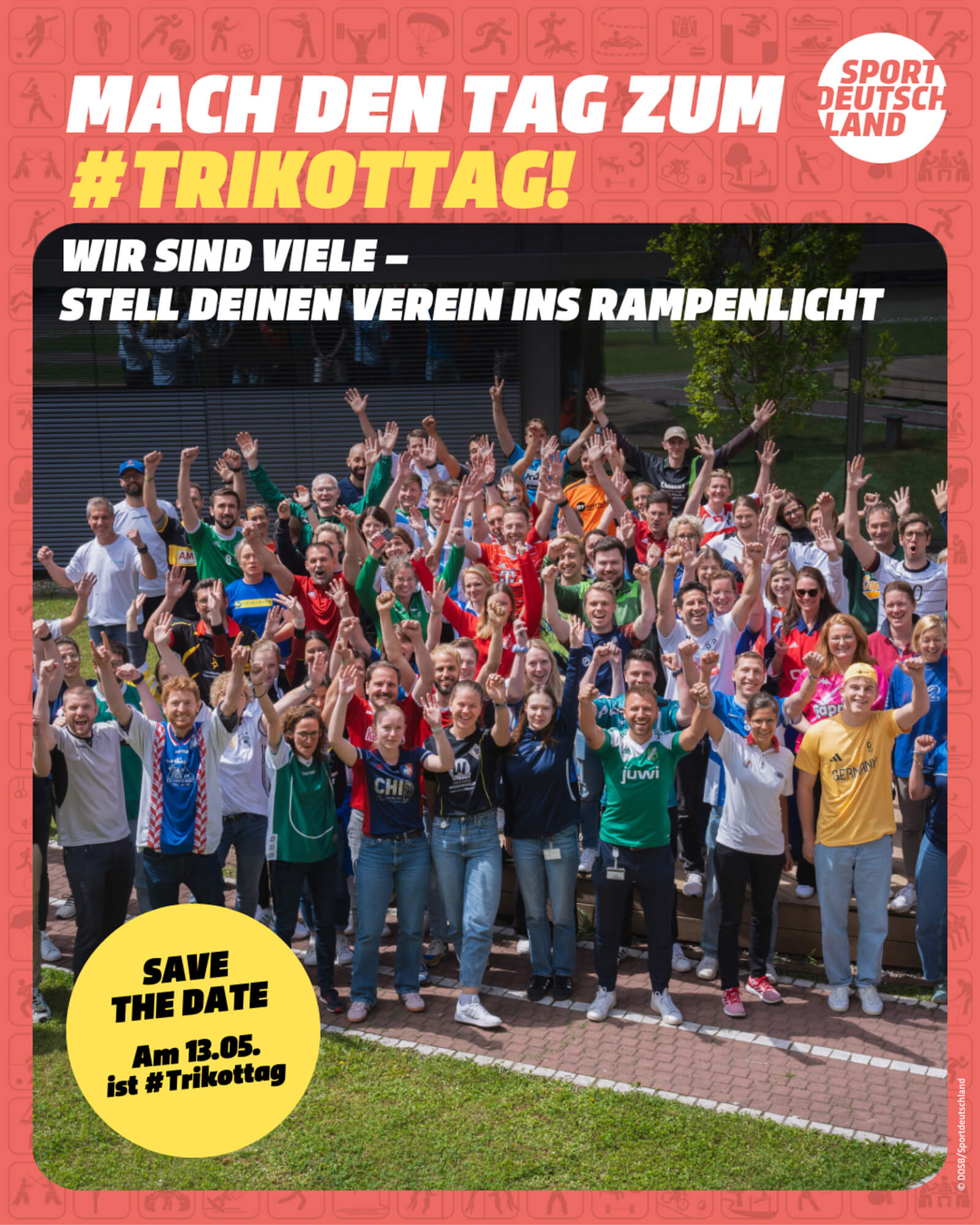 Gruppe von Menschen in verschiedenen Sporttrikots jubelt mit erhobenen Händen beim Trikottag im Freien