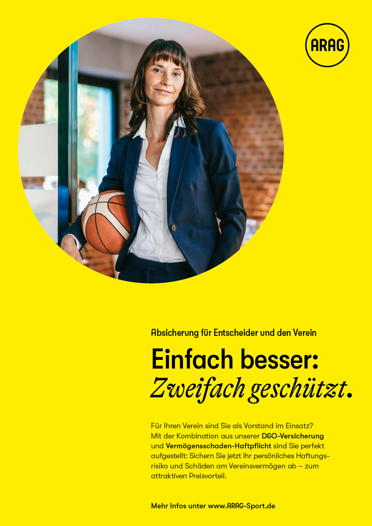 Businessfrau mit Basketball vor gelbem Hintergrund – Anzeige zur Vereinsversicherung und Haftungsabsicherung