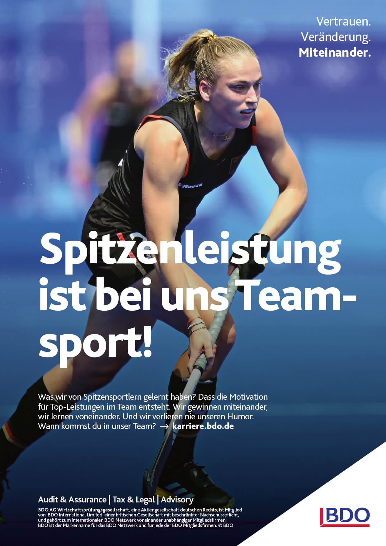 Hockeyspielerin Jette Fleschütz im Deutschlandtrikot bei Olympia 2024 in Paris im Lauf mit Hockeyschläger