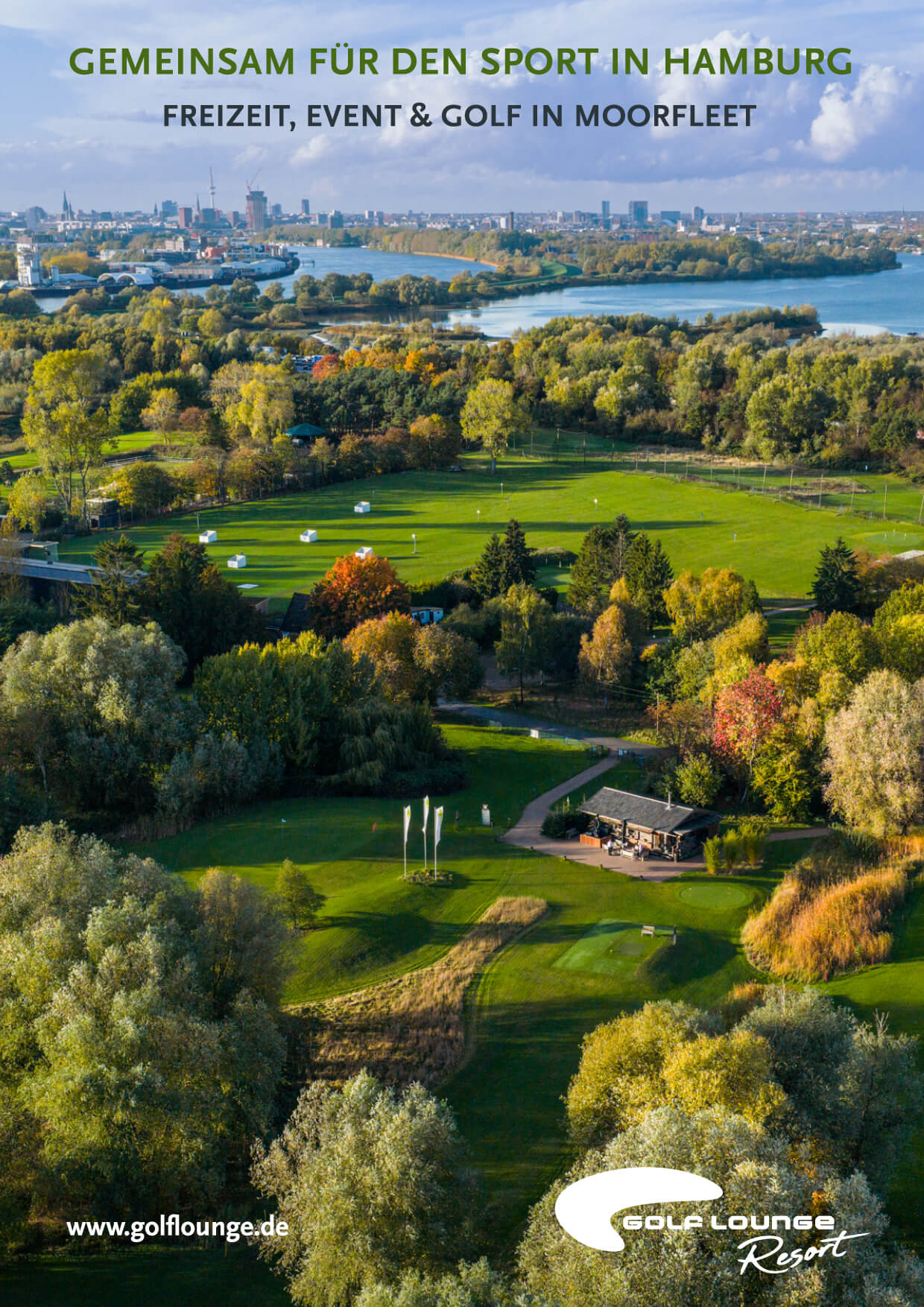 Golfplatz der Golf Lounge Hamburg Moorfleet mit Blick auf Dove-Elbe, Norderelbe und Hamburger Skyline