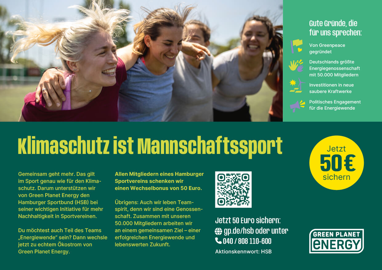 Vier lachende Frauen in Sportkleidung umarmen sich draußen bei Sonnenschein – Kampagne Klimaschutz im Sport
