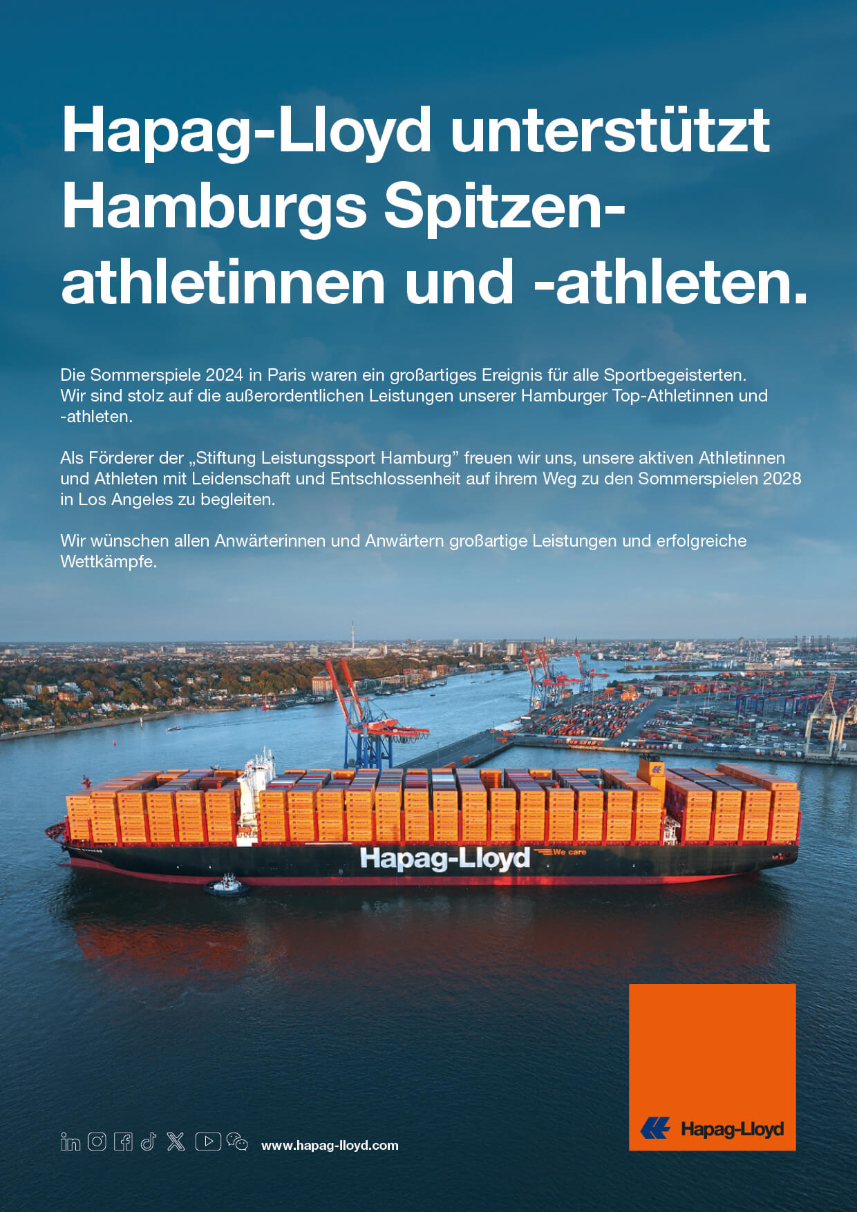 Hapag-Lloyd Containerschiff mit orangenen Containern im Hamburger Hafen bei Sonnenschein