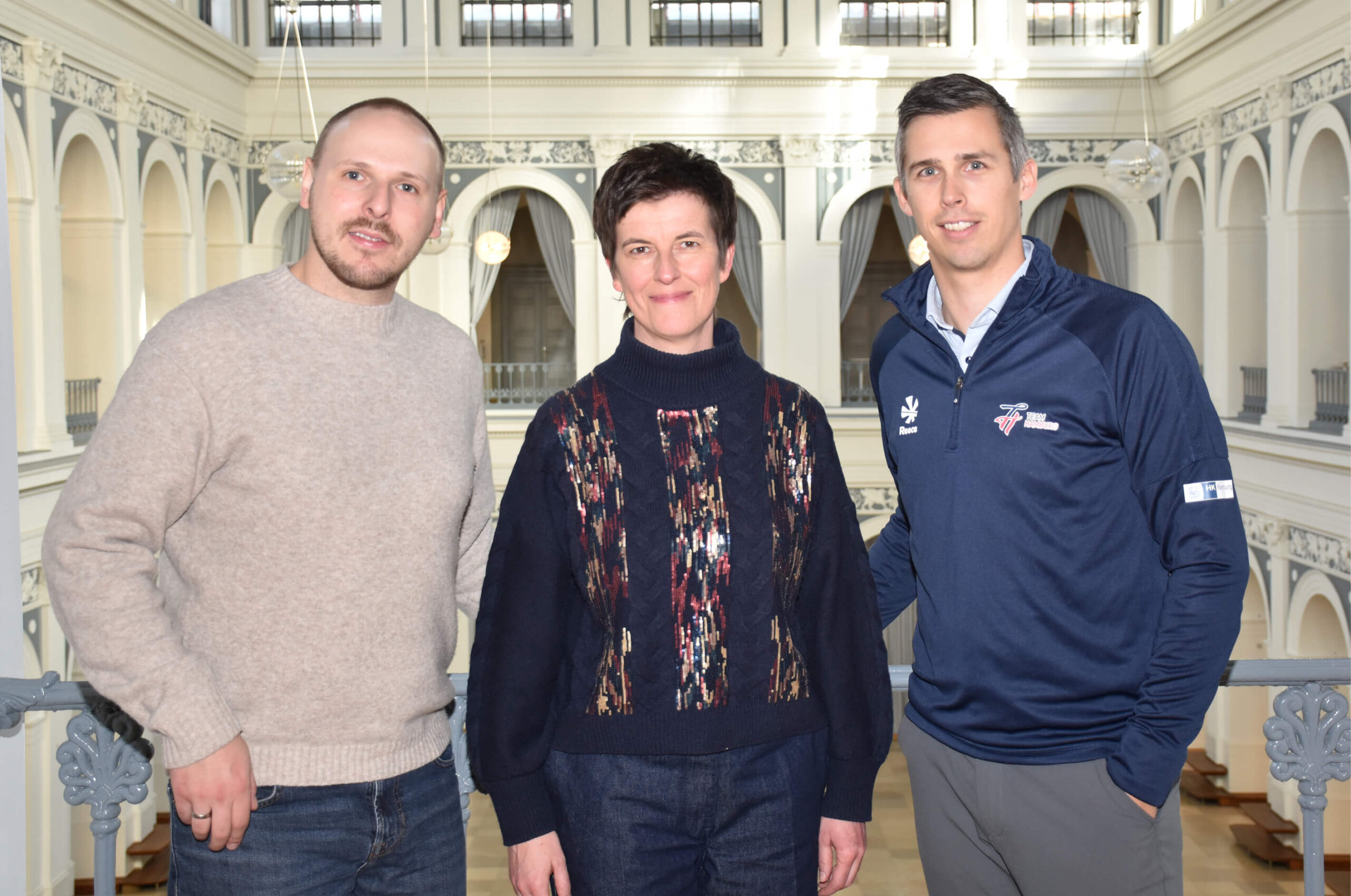 Dennis Voß, Anne Gnauk und Alexander Harms im Börsensaal der Handelskammer Hamburg